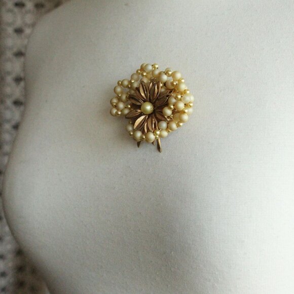 Vintage 1950s 1960s Brooch, Daisy Flower and Faux Pearl Cluster Pin Mid Century - Picture 4 of 13